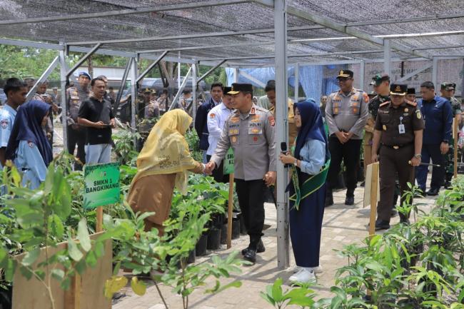 Serukan Semangat Green Policing, Kapolda Resmikan Bank Pohon Polres Kampar