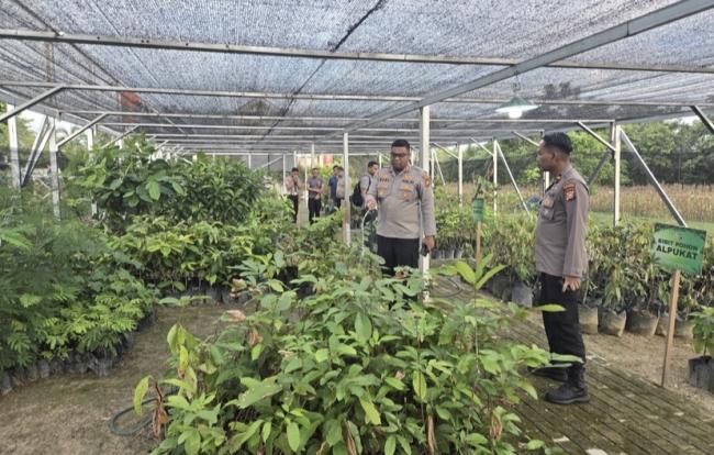 Kapolres Kampar Cek Bank Pohon Setia, Siram Bibit Dukung Green Policing