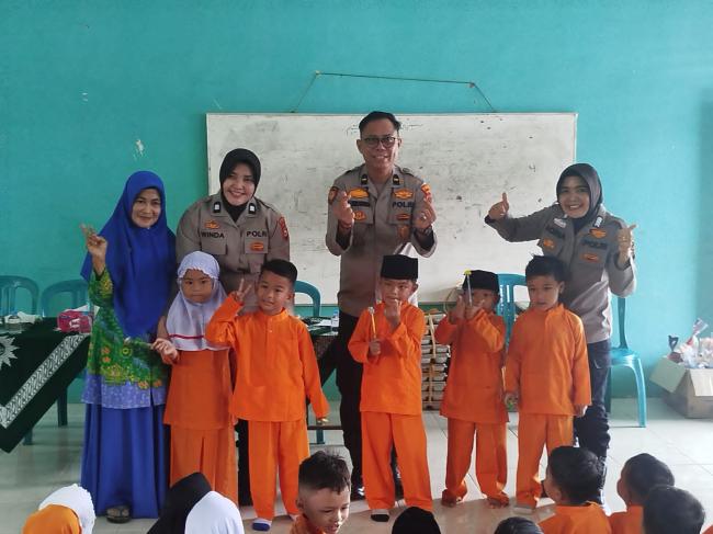 Sejak Dini Cinta Alam, Kasat Intelkam Polres Kampar Mengajar di TK Aisyiyah, Tanamkan Green Policing