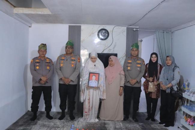 Kapolres dan Wakapolres Kampar Kunjungi Keluarga Alm. Ipda Apendra, Berikan SK KPLBA dan Tali Asih