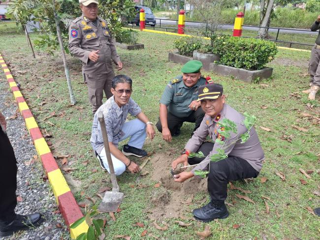 Polsek Siak Hulu Sulap Mako Jadi Lebih Hijau di Hari Pohon Nasional,Kapolres: Polisi Juga Cinta Alam