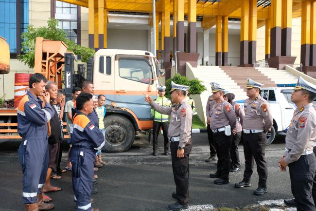 Polda Riau Lepas Bantuan Kemanusiaan Tahap III untuk Korban Bencana di Sumatera Barat