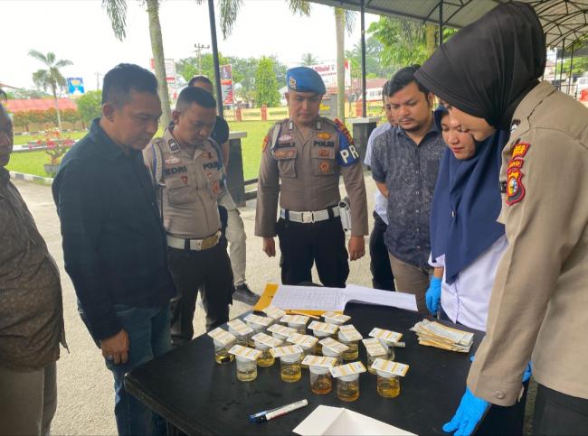 Satnarkoba Polres Kampar Tes Urine Personil