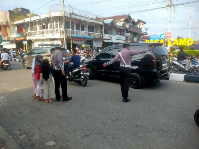 Jelang Berbuka Puasa, Kasat Lantas Polres Rohul Bersama Personil Urai Kemacetan dilokasi Pasar
