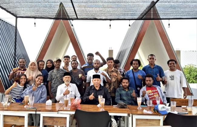 Mahasiswa Asal Papua Ngopi Bareng Mantan Ketua IKA Unimal 