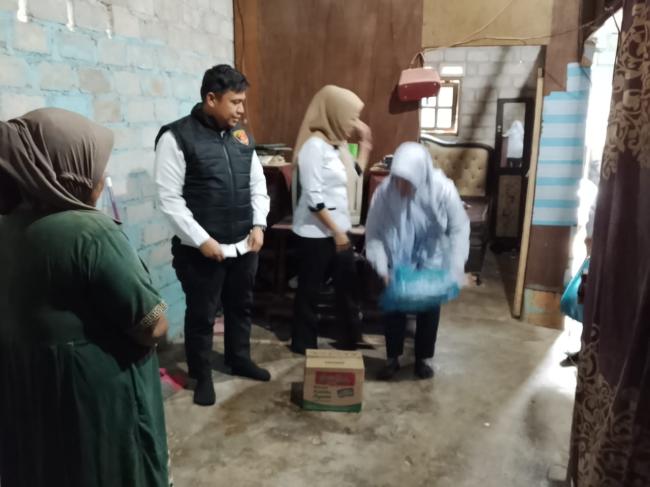 Sentuhan Humanis di Tengah Kerasnya Hidup: Polsek Tapung Hulu Ketuk Pintu Rumah Yatim Piatu Disabili