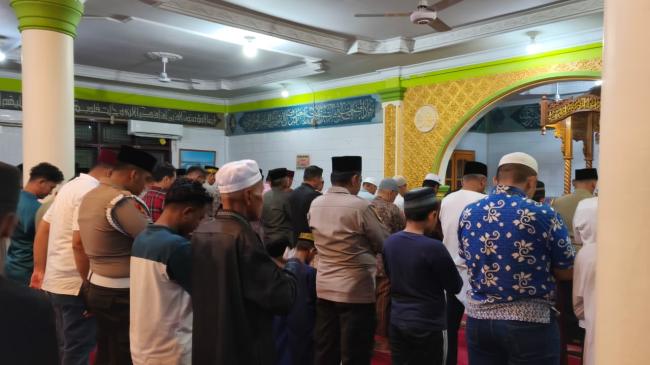 Sentuhan Humanis Polres Kampar: Tarawih Keliling, Jalin Silaturahmi, Ciptakan Ramadhan yang Aman dan
