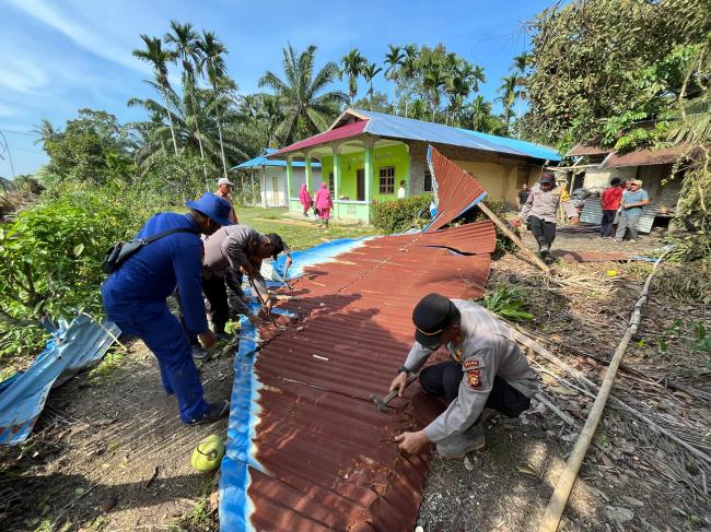 Kapolsek Rupat Utara Pimpin Kegiatan Gotong Royong Pasca Terjadinya Bencana Angin Puting Beliung