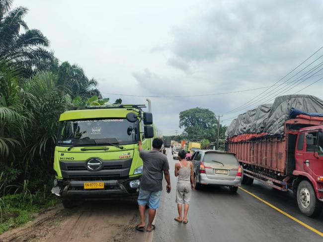 Gerak Cepat Tim Raicet Polres Pelalawan Atasi Kemacetan Akibat Laka Lantas di Jalintim KM 107