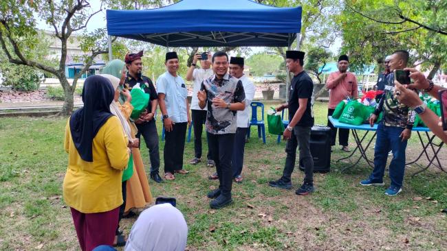 Kolaborasi Panitia Bazar Bersama Anggota DPD/MPR RI Berbagi Bingkisan Ramadan