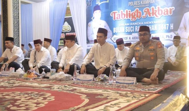 Ribuan Masyarakat Kampar Khusyuk Ikuti Tabligh Akbar Bersama Ustadz Abdul Somad di Polres Kampar!