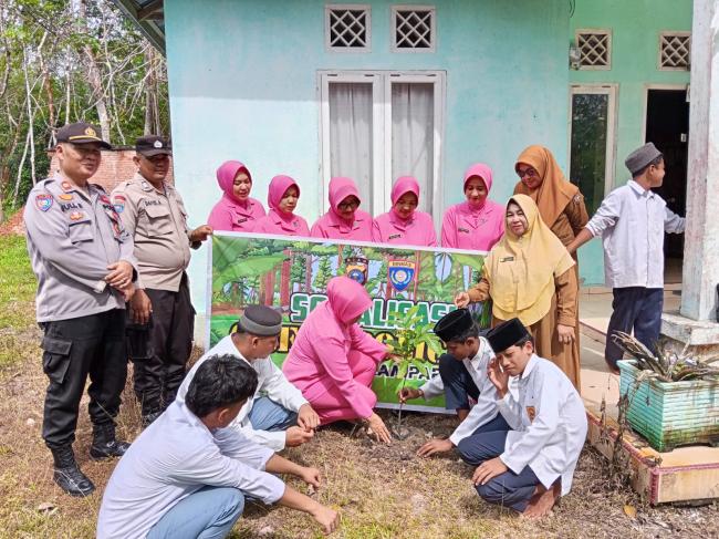 Ulang Tahun Ibu Kapolres Kampar, Bhayangkari Berbagi Sembako dan Tanam Pohon di Ponpes Sabil As Sala
