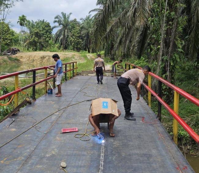 Personil Polda Riau dan Polres Kampar Semangat Selesaikan 3 Jembatan di Kuok, Progres Tertinggi Capa