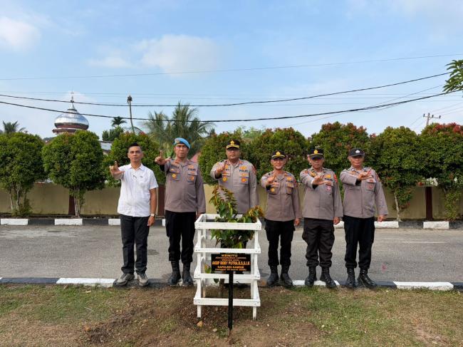 Kapolres Kampar Tanam Pohon Kenitu dari Kapolda Riau di Halaman Mapolres, Dukungan Pelestarian Lingk