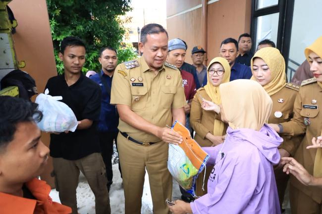 Ringankan Beban Warga Jelang Ramadhan, Wali Kota Bekasi Buka Pasar Murah Bersubsidi di Seluruh Kecam