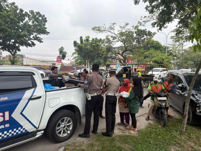 Program Jumat Barokah Ditlantas Polda Riau Bagikan Ratusan Paket Nasi Kotak