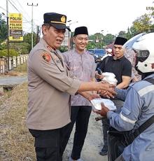 Polsek Kampar dan Bhayangkari Gelar Aksi Berbagi Takjil di Jalan Raya, Bangun Kehangatan Ramadhan