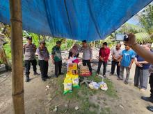 Kapolsek Siak Hulu Salurkan Bansos untuk Korban Kebakaran Rumah, Berupa Sembako dan Uang Tunai