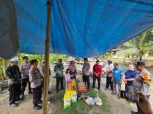 Kapolsek Siak Hulu Bagikan Bansos Kepada Korban Kebakaran Rumah, Berikan Bantuan Sembako dan Uang Tu